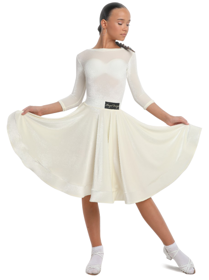 Девушка в платье.